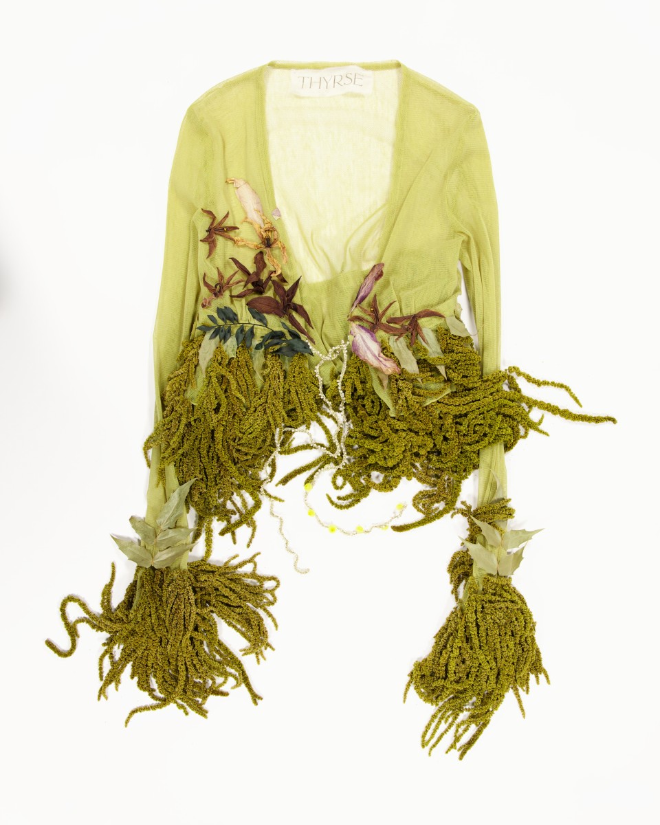 thyrse domitille basso artiste florale collection végétale top amarantes et fleurs séchées brodées